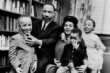 Martin Luther King Jr. et sa femme, Coretta Scott King avec trois de leurs quatre enfants dans leur maison d'Atlanta, en Géorgie, en 1963.