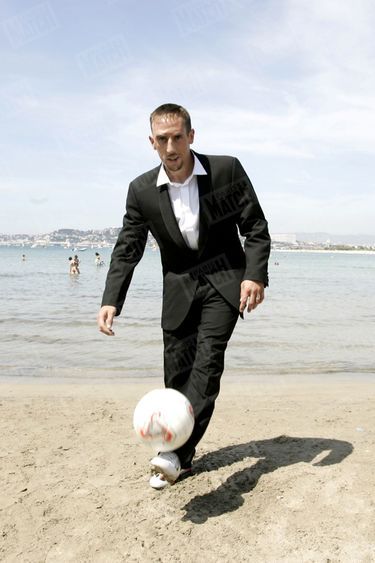 «Les cicatrices qu’un accident de voiture a laissées sur son visage lui ont valu bien des surnoms. Mais Franck préfère s’en amuser, comme ici sur la plage de la Pointe-Rouge, à Marseille, pour une séance d’entraînement improvisée.» - Paris Match n°2977, 7 juin 2006