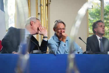 Une austère qui se marre à Matignon. Avec Bruno Le Maire et Christophe Béchu, ministres des Finances et de la Transition écologique, le 27 octobre.