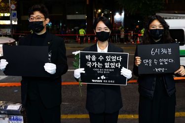 Près du mémorial d'Itaewon, plusieurs jeunes de différents partis politiques dénoncent l’inaction de la police et du gouvernement. «Cela aurait pu être évité, le gouvernement n’était pas là», «18 Heures 34, cela aurait pu être évité», «Où était le gouvernement, que faisait-il ?»