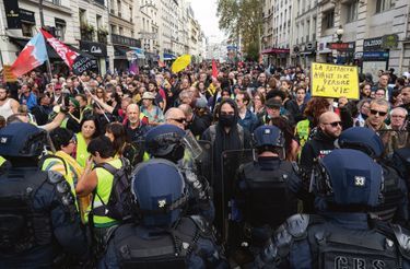 Paris, 16 octobre. Marche contre la vie chère organisée par la Nupes. Sous les insultes, l’unité Bravo gère à reculons le rythme d’avancée des manifestants.