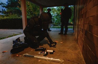Mantes-la-Jolie, 11 octobre. La cité est encerclée pour permettre aux policiers locaux de perquisitionner. Prise du soir: batte et bombes lacrymo utilisées par les dealers contre des gangs rivaux.