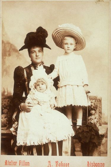 La reine Amélie avec ses deux fils. Photo non datée