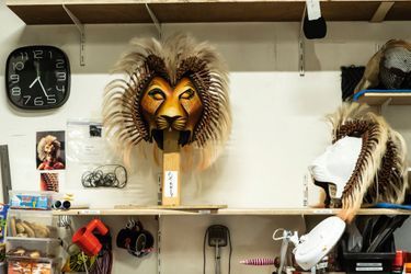 Les artistes disposent d’un seul masque, fait sur mesure, dans un atelier canadien qui a l’exclusivité de la fabrication des costumes pour toutes les productions du «Roi lion» dans le monde.