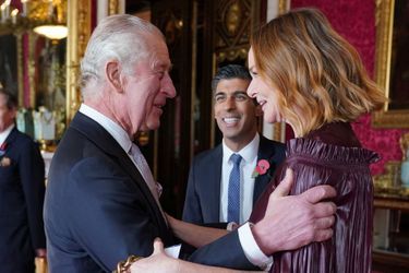 Le roi Charles III accueille le Premier ministre Rishi Sunak et Stella McCartney à une réception pour les dirigeants mondiaux, les hommes d'affaires, les écologistes et les ONG, au palais de Buckingham, à Londres, avant le sommet Cop27. Le 4 novembre 2022.
