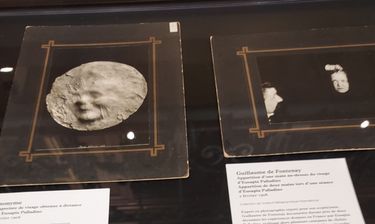 L’exposition présente notamment l’empreinte dans du plâtre d’un visage spectral «obtenue à distance» par l'Italienne Eusapia Palladino ainsi qu’une photo d’une main ectoplasmique flottant au dessus de la tête du médium.