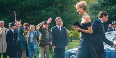 Diana (Elizabeth Debicki) porte ce que les tabloïds ont appelé la « robe de la vengeance ».
