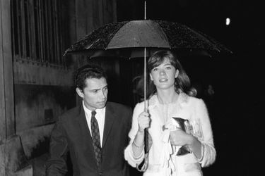 Françoise Hardy et Jean-Marie Périer arrivent au cinéma du Colisée, à Paris, en novembre 1963.