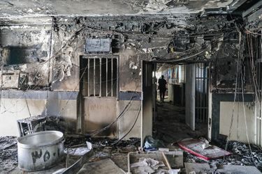 Les autorités iraniennes accusent des « voyous » d’avoir mis le feu à l’atelier de couture le 15 octobre. Problème : les prisonniers étaient confinés dans leurs quartiers à l’heure où l’incendie s’est déclaré. Bilan officiel : 61 blessés et au moins 8 mor