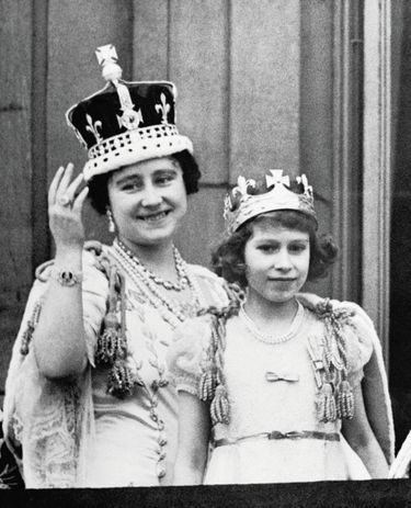 La future Elizabeth II, 11 ans, avec sa mère la reine Elizabeth pour l’intronisation de George VI, en 1937.