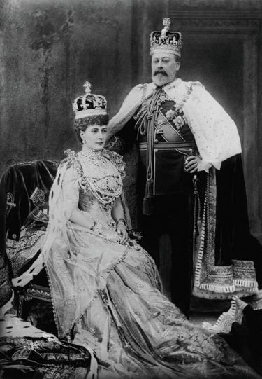 La reine Alexandra portant la précieuse coiffe à l’occasion du sacre de son mari, Édouard VII, en 1902.