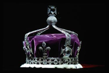 La couronne de la reine Elizabeth, la mère d’Elizabeth II, ornée de 2 200 diamants, dont le célèbre Koh-i-Noor (à dr.). Camilla doit la porter le jour du sacre de Charles III, le 6 mai 2023.