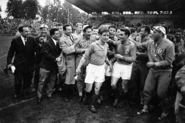 Kopa, Fontaine et Piantoni après la victoire des Bleus face au Paraguay, le 8 juin 1958.