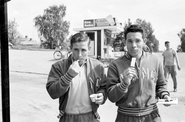 Raymond Kopa et Armand Penverne mangent une glace lors d’une sortie des Bleus à Finspång, début juin 1958.