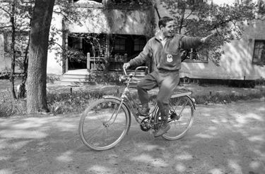 Raymond Kopa à bicyclette au camp de base de Bleus, l’hôtel de Geer à Finspång, début juin 1958.