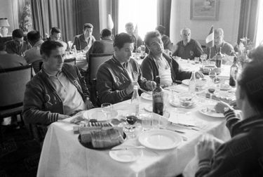 Raymond Kopa, au premier plan, déjeune avec ses coéquipiers au camp de base de Bleus, l’hôtel de Geer à Finspång, début juin 1958.