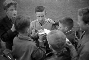 Raymond Kopa signe des autographes au lendemain de la victoire contre l'Irlande.