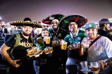 La pression grimpe dans la fan zone alors que la bière est bannie des rues de Doha. Sous leurs sombreros XXL, ces Mexicains font le plein avant d’entonner «Canta y no llores ! » (Chante et ne pleure pas). Le 19 novembre.