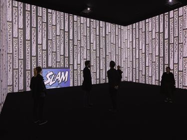 «Surround Sounds », 2014- 2015. Installation vidéo, quatre projections synchronisées, couleur, muet, 13’40’’ en boucle.