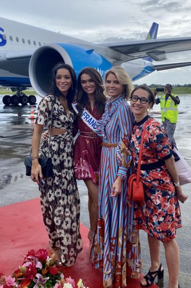 Cindy Fabre, Diane Leyre (Miss France 2022), Sylvie Tellier et Alexia Laroche-Joubert lors de leur arrivée en Guadeloupe, le 21 novembre 2022.