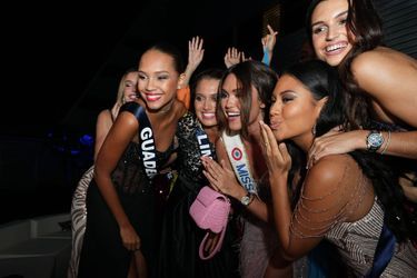 Miss Guadeloupe entourée de ses camarades et de Diane Leyre (Miss France 2022), lors du voyage préparatoire en Guadeloupe, le 23 novembre 2022.