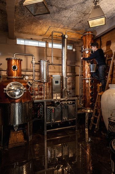 Nicolas Julhès, créateur de la Distillerie de Paris, en train de régler son alambic.
