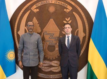 Toujours en poste, Franck Paris, conseiller Afrique à l’Élysée. Ici avec Paul Kagame, le président du Rwanda, le 7 mai 2021 à Kigali.