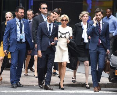Brigitte Macron entourée de Tristan Bromet, son chef de cabinet (à dr.), et de Pierre-Olivier Costa, son directeur de cabinet, qui dirige désormais le musée des Civilisations de l’Europe et de la Méditerranée, à Marseille.