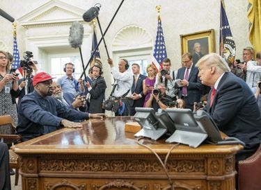 Face à face le 11 octobre 2018. Coiffé d’une casquette «Make America Great Again », le rappeur, alors inconditionnel de Donald Trump, est reçu en grande pompe à la Maison-Blanche.