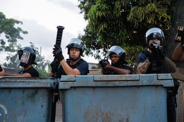 Des policiers armés de lanceurs de grenades lacrymogènes Cougar et de balles de défense, dans le quartier de Bonovoà M’tsapéré.