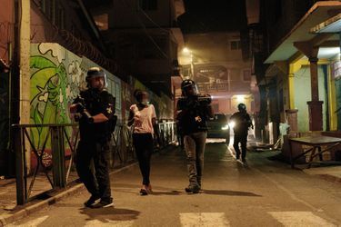 Au cours d’une nuit de violences urbaines, Bac et groupes de sécurité de proximité patrouillent pour interpeller les émeutiers.