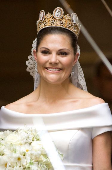 La princesse Victoria de Suède le jour de son mariage coiffée du diadème de Joséphine de Beauharnais arrivée dans la famille royale suédoise par sa petite-fille la princesse Joséphine de Leuchtenberg