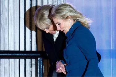 Brigitte Macron et Jill Biden à la sortie du restaurant où les couples présidentiels ont dîné à Washington.