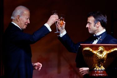Joe Biden et Emmanuel Macron portent un toast, jeudi soir à Washington.