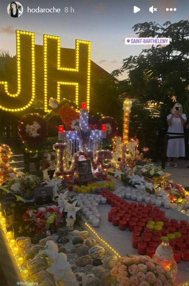 La tombe de Johnny Hallyday, le soir de la veillée hommage commémorant les 5 ans de sa mort, le 5 décembre 2022.