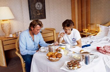 «Petit déjeuner à l'hôtel du Rhône à Genève.» - Paris Match n°2008, 20 novembre 1987