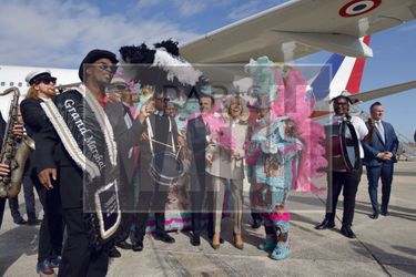 À La Nouvelle-Orléans, le 2 décembre : l’accueil en fanfare et en costumes de carnaval, dont un « Indien de Mardi gras », à l’aéroport Louis-Armstrong.