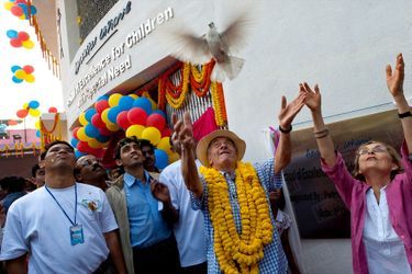 Dada et Didi, sa femme, lancent la colombe rituelle pour inaugurer la nouvelle école pour enfants handicapés, l’Asha Bhavan Centre, la Maison de l’espoir.