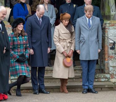 Kate Middleton et le prince William avec le prince Harry et Meghan Markle font la révérence devant l'église St Mary Magdalene pour la messe de Noël à Sandringham le 25 décembre 2017. Il s'agit du premier Noël de Meghan Markle avec la famille royale, un mois après l'annonce de ses fiançailles avec le prince Harry.