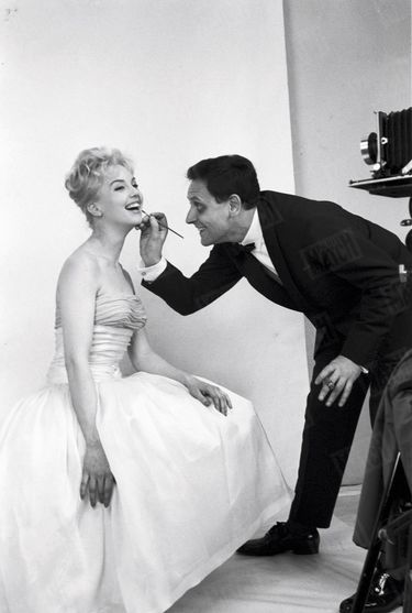 En avril 1958, Mylène Demongeot pose pour son mari le photographe Henry Coste, dont elle partagera la vie pendant dix ans.