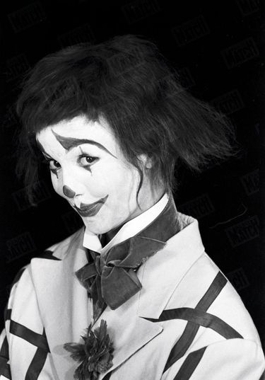 Alors qu’elle tourne «Sois belle et tais-toi », de Marc Allégret, l’actrice se déguise en clown le temps d’une séance photo, le 11 décembre 1957.