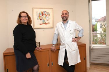 Emmanuelle Huet-Mignaton et le Pr Johan Pallud, neurochirurgien à l’hôpital Sainte-Anne à Paris, devant le tableau qu’elle lui a offert pour le remercier de son soutien.