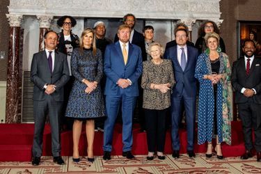 L'ex-reine Beatrix des Pays-Bas avec la reine Maxima, le roi Willem-Alexander, le prince Constantijn, la princesse Laurentien et les lauréats des Prins Claus Impact Awards 2022 (ou leurs représentants) à Amsterdam, le 7 décembre 2022