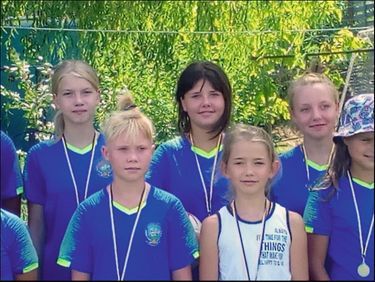 Les filles de Svetlana, à Kherson, pendant le tournoi de foot de l’été 2021. Au premier rang, cheveux relevés, Eva. Derrière, l’aînée, la brune Yana.