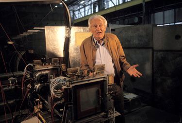 «Georges Charpak dans son atelier du Cern de Genève. Devant le physicien, l'invention qui lui a valu cette année le Nobel: «Un petit machin de 10 cm sur 10 cm», selon sa modeste définition.» - Paris Match n°2266, 29 octobre 1992