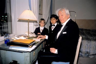 Georges Charpak avec ses petits-enfants dans sa chambre du Grand Hôtel de Stockholm, avant la cérémonie de la remise des Nobel, le 10 décembre 1992.