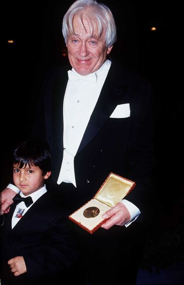 Georges Charpak avec son petit-fils Nicolas au bal qui a suivi le banquet, le 10 décembre 1992.
