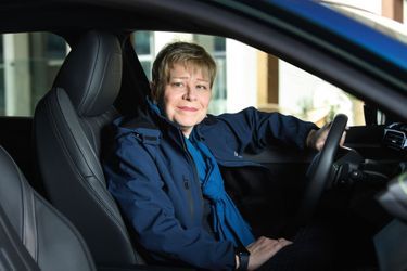 À 63 ans, l’Anglaise Linda Jackson appartient au cercle très fermé des femmes dirigeant un constructeur automobile de renommée mondiale.