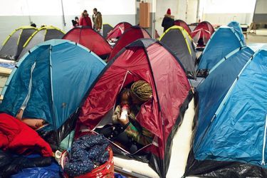 Dans un parking à l’adresse tenue secrète, des familles sans abris se réchauffent dans des tentes pour la nuit, le 1er décembre 2022.