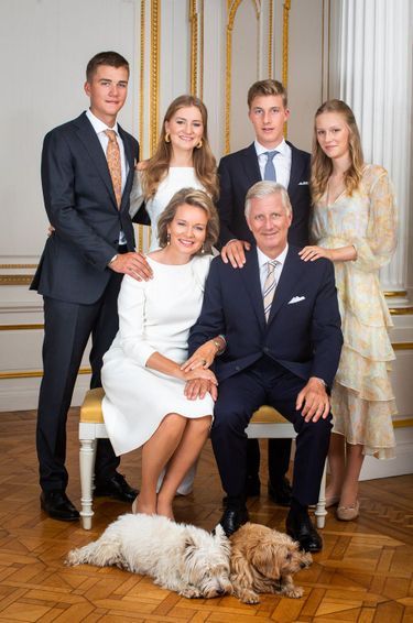 La reine Mathilde, le roi des Belges Philippe et leurs enfants. Photo de leur carte de vœux dévoilée le 15 décembre 2022